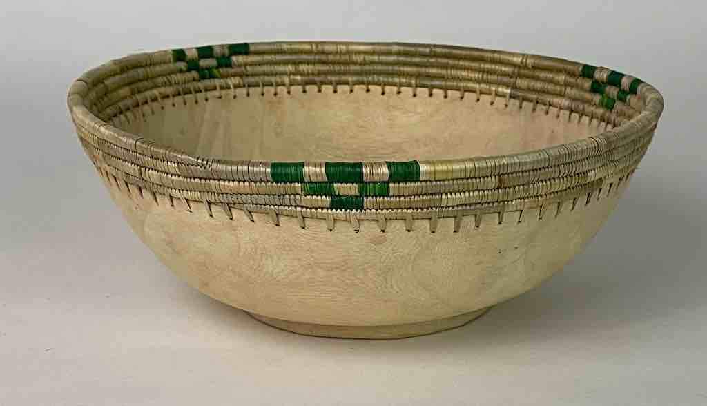 Light wooden bowl with 2-color basket-rim