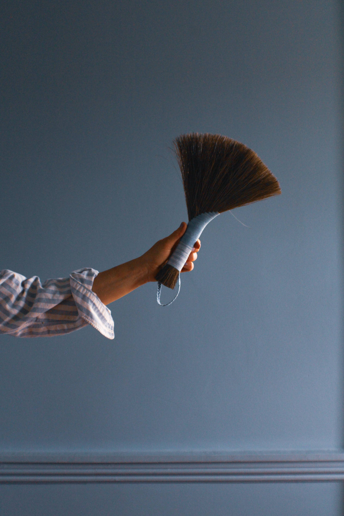 Tampico Wing Broom: Grey Dark / Leather Cord