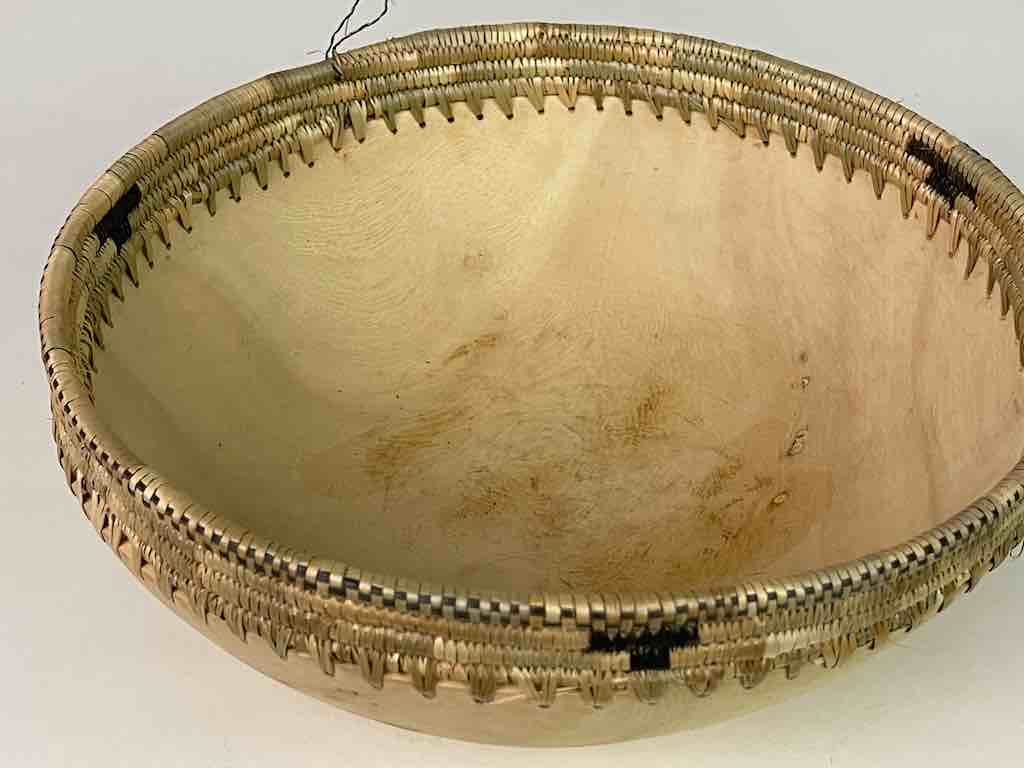 Light wooden bowl with 2-color basket-rim