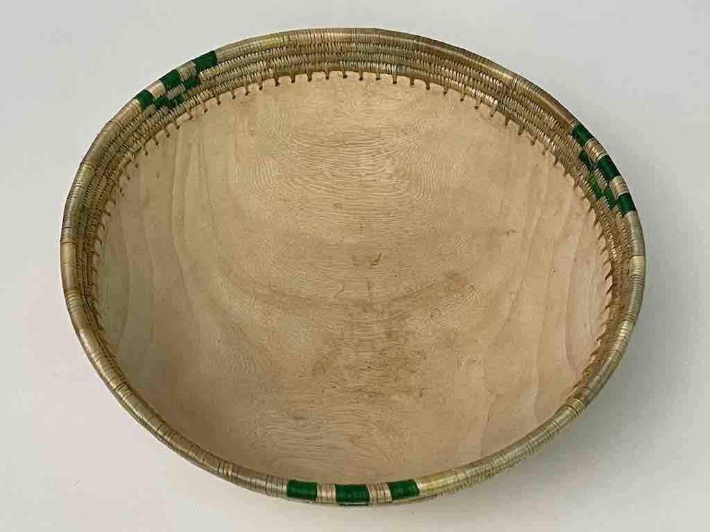 Light wooden bowl with 2-color basket-rim