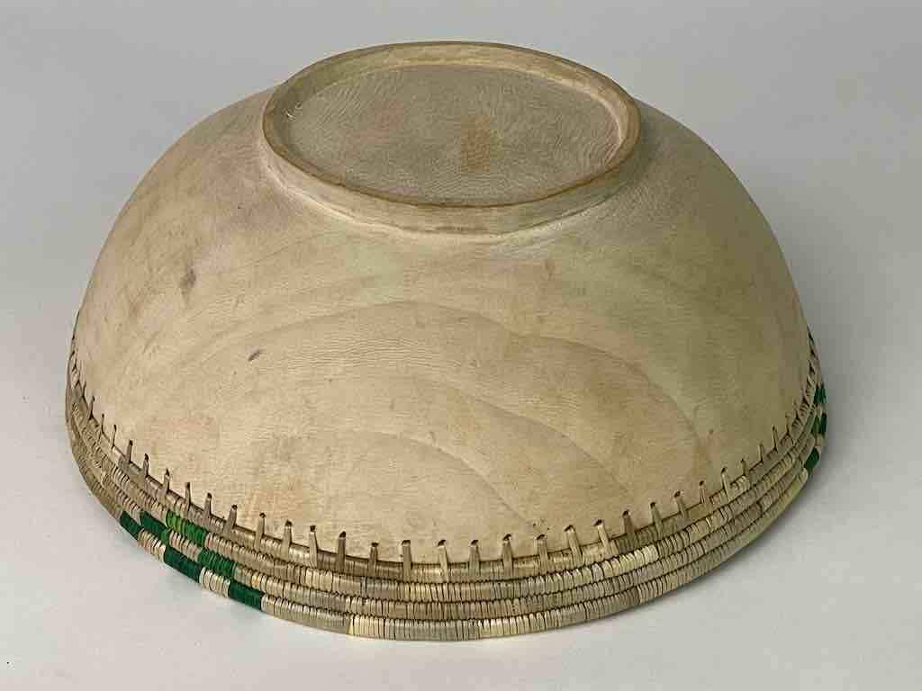 Light wooden bowl with 2-color basket-rim