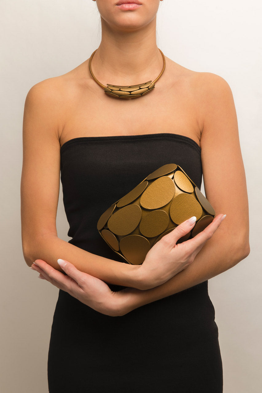 Armure Clutch in Gold