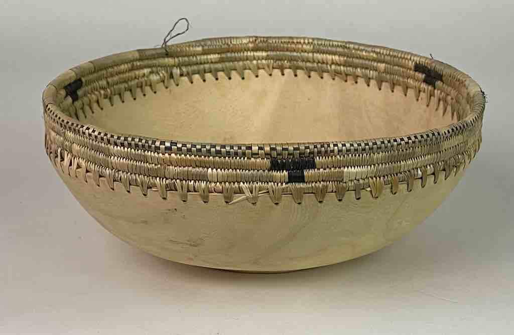 Light wooden bowl with 2-color basket-rim